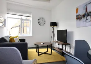 Remarkable 3-bed Apartment in Newport Pagnell - Image 2