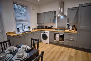 The Townhouse Simple2let Serviced Apartments - Image 3