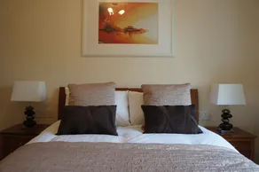 Maple House Serviced Apartments - Image 2