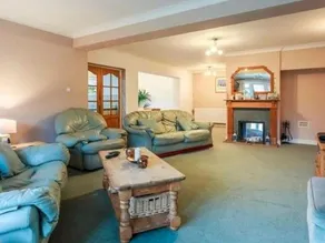 Plush Holiday Home in Slough Near Windsor Castle - Image 3