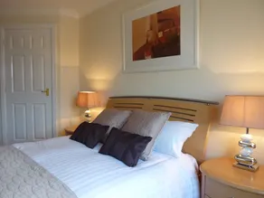 Maple House Serviced Apartments - Image 3