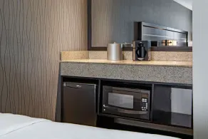 Clarion Hotel & Suites Winnipeg Airport - Image 3