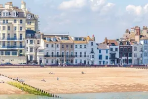 Beautiful 2 Bed Balcony Apart Seafront Eastbourne - Image 2
