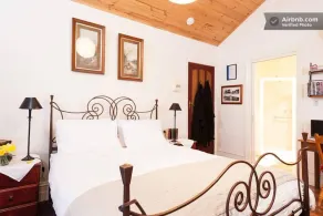 Stones Throw Cottage Bed & Breakfast - Image 4