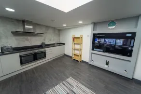 Spacious 1-Bed Studio in Birmingham - Image 3