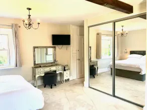 Stunning 6 Bedroom Farmhouse in Hellingly - Image 2