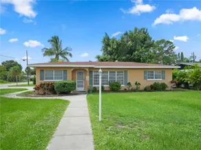 Aurora Seabreeze, Fenced Yard, 3 Bedroom, Heated Pool, Wi-Fi, Sleeps 10 - Image 3