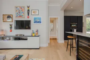 Modern 3 Bedroom Flat in West Hampstead - Image 5