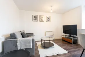 Contemporary 1 Bedroom Apartment - Amazing Location With Free Parking on Site - Image 3
