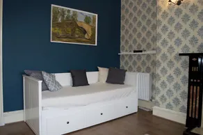 Bright 3 Bedroom Apartment in Bonnington - Image 4