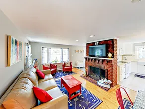 3br Near Main Street & Beach 3 Bedroom Home - Image 2