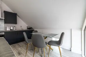 Impeccable 2-bed Apartment in Camberley - Image 3