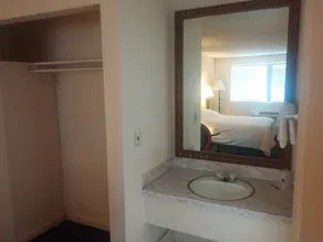 Grays Harbor Inn & Suites - Image 2