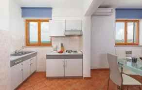 Amazing Home in Labin with WiFi, 7 Bedrooms & Hot Tub - Image 4