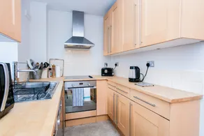3 Bedroom House in Battersea Accommodates 5 - Image 4