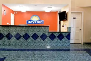 Days Inn by Wyndham El Campo TX - Image 4