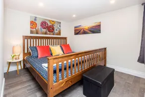 Prime Location - Luxury 1BR With King Bed - Steps From Byward Market - Image 5