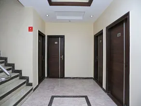 OYO 10588 Hotel Golden Square - Image 5