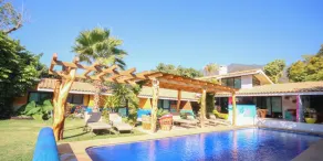 Charming 1 Bedroom Hotel With Pool View - Image 3