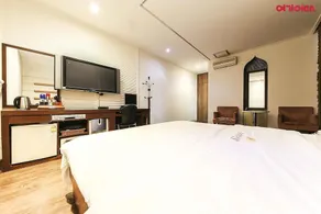 Nostalgia Hotel - Image 4