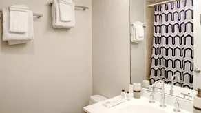 2br Fully Furnished Ground Level Apartment Next To Convention Center 2 Bedroom Apts by Redawning - Image 5