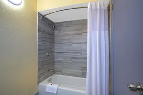 Days Inn by Wyndham Airport - Phoenix - Image 2