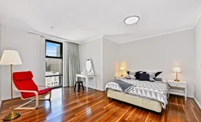 Deluxe Sydney Central Penthouse with Pool and Gym - Image 3