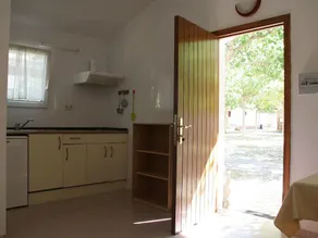 Tidy bungalow with a covered terrace, in the Aragon region - Image 2