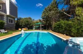 290m² Villa with Pool close to the Airport - Image 2