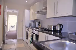 People Boxes Apartments - 18 Rookwood - Image 2