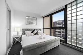 Stylish and Spacious Apt with Double Living Room - Image 2