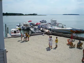 Lowes Wharf Marina Inn - Image 4