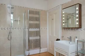 Remarkable 4-bed House in Ashburton - Image 5