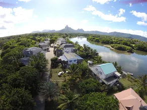 Lovely beach house in a very peaceful and upmarket area we even throw in a car. - Image 2