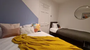 Byron House- Close to M60 and Supermarket - Image 4