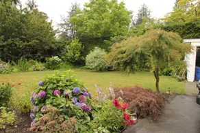 Warm and Sweet Room in West Vancouver - Image 5