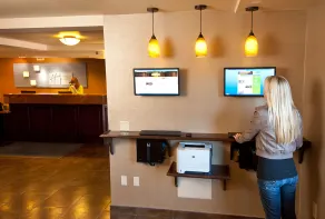 Holiday Inn Express & Suites Grand Canyon - Image 2