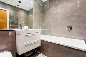 St Katharine's Dock Penthouse - Image 5
