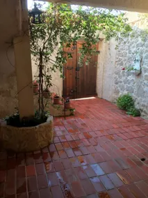 House V - Image 3