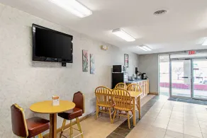 Econo Lodge Utica - Image 4