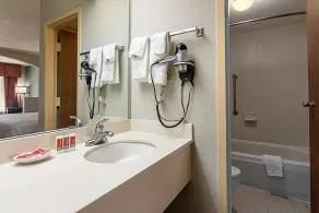 Econo Lodge - Image 5