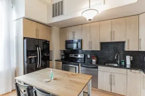 Sleeps 4! 2BR, Gym, Paid Parking, Close to Major Attractions - Image 4
