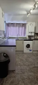 Remarkable 3-bed House With Garden in London - Image 2