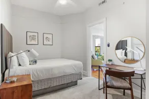 3BR Comfy & Bright Apt in North Center - Image 2