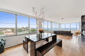 St Kilda Penthouse with Panaromic Bay and City View - Image 2