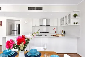 Deluxe Sydney Central Penthouse with Pool and Gym - Image 4