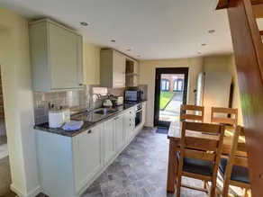 Quaint Holiday Home in South Wales With Sunny Gardens - Image 4