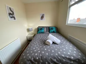 Reading 3 Bedroom apartment - Image 2