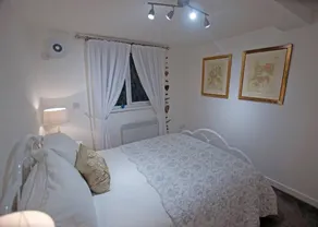 Lovely 2 Bed Apartment Pembroke Castle - Image 2