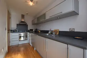 Spacious Studio Apartment in the Heart of the City - Image 4
